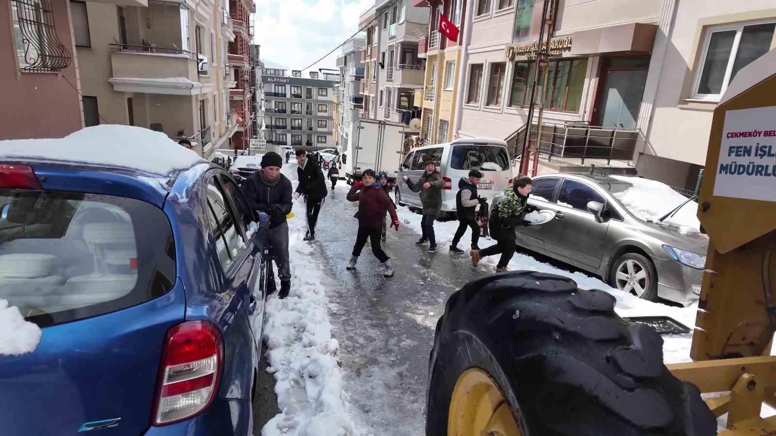 Çekmeköy’de kar keyfi: Çocuklar kar küreme ekiplerine ‘dur’ dedi
