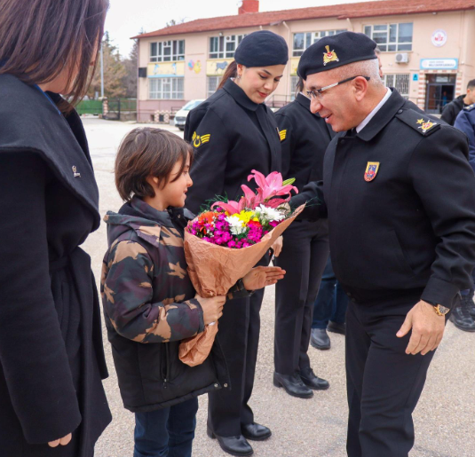 İl Jandarma Komutanı Demir, kendisine tebrik kartı gönderen öğrenciyi ziyaret etti
