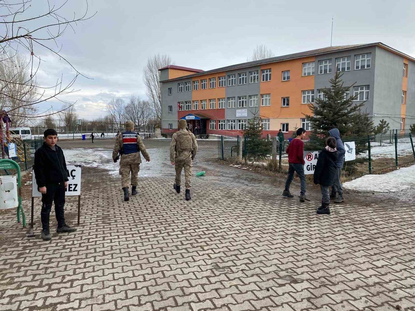 Kars’ta jandarmadan "Huzurlu Okul Önleri" ve "Huzurlu Sokaklar" uygulaması
