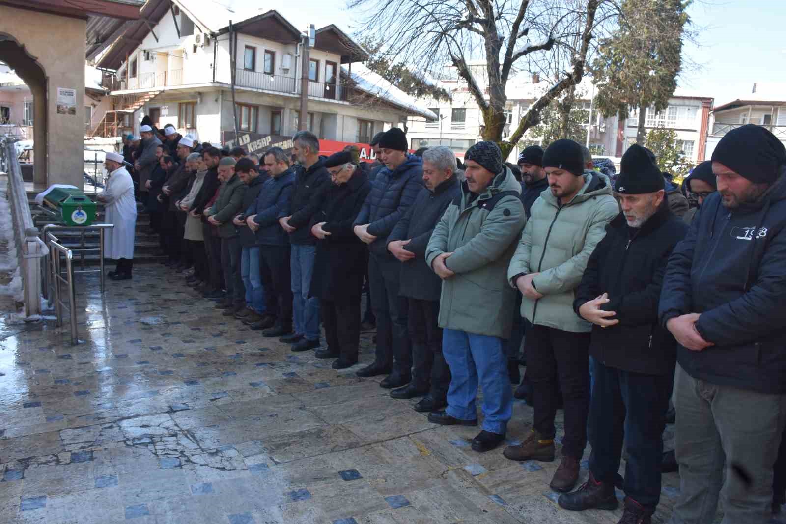 Tamir etmek istediği tırın altında kalmıştı: Son yolculuğuna uğurlandı
