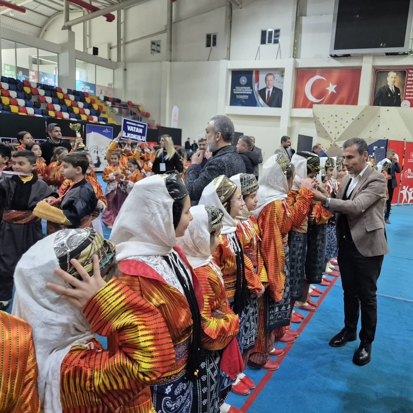 Mehmet Akif Ersoy Ortaokulu halk oyunlarında Adıyaman şampiyonu oldu
