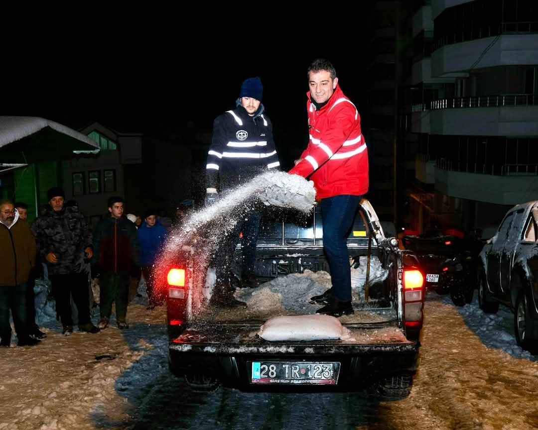 Giresun Belediye Başkanı Fuat Köse, karla mücadele çalışmalarına destek verdi
