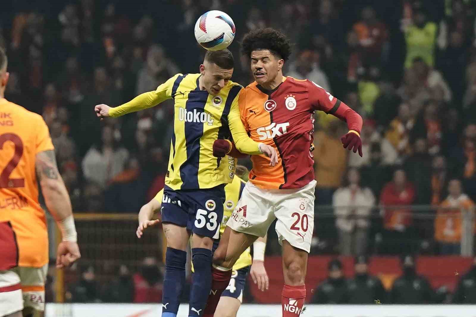 Trendyol Süper Lig: Galatasaray: 0 - Fenerbahçe: 0 (İlk yarı)
