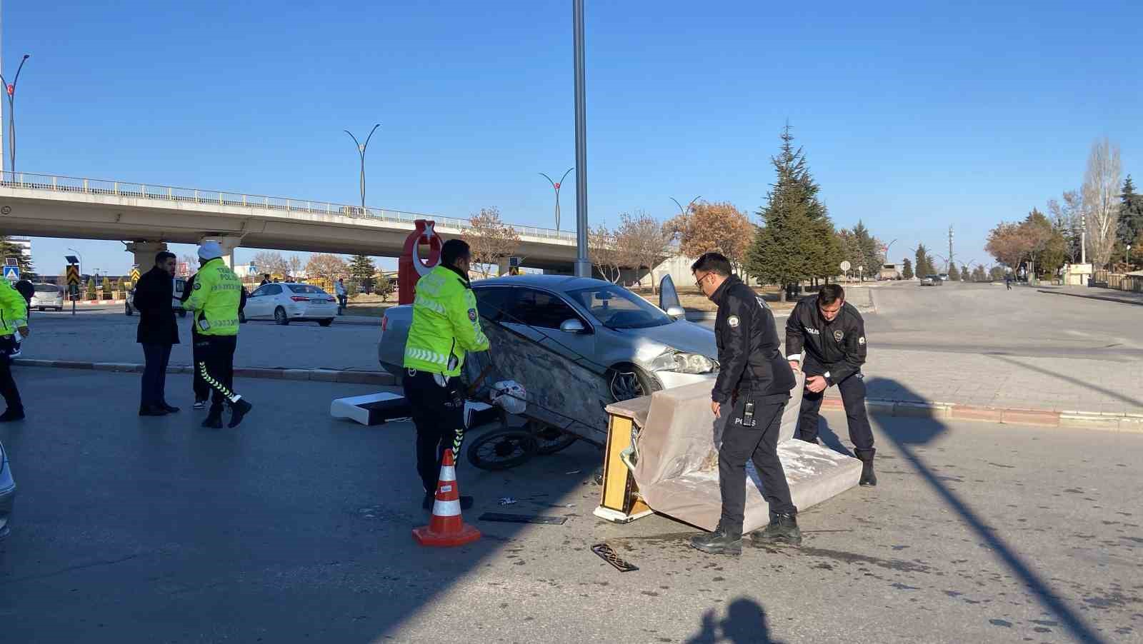 Karaman’da otomobil seyyar arabaya çarptı: 1 yaralı
