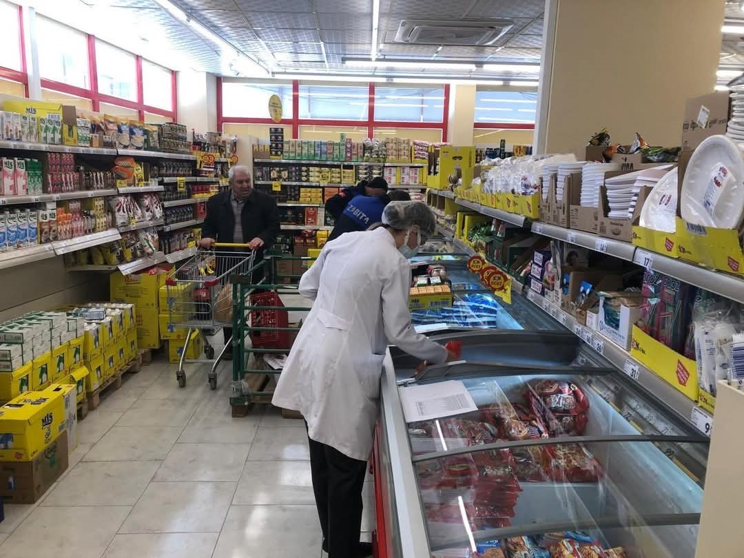 Zabıta ekipleri marketlerde ürün denetledi
