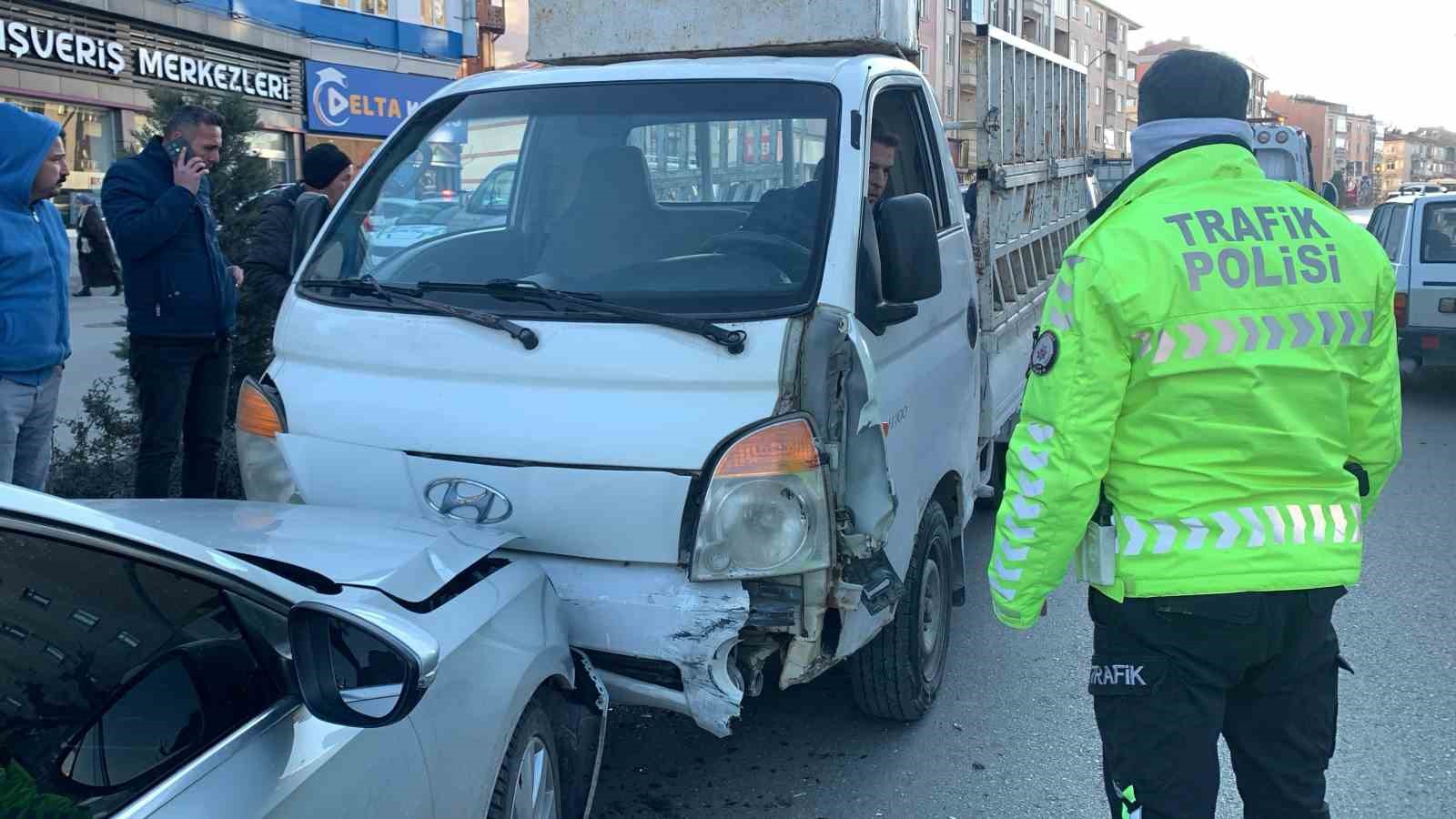 Karaman’da karşı şeride geçen kamyonet iki araca çarparak durabildi
