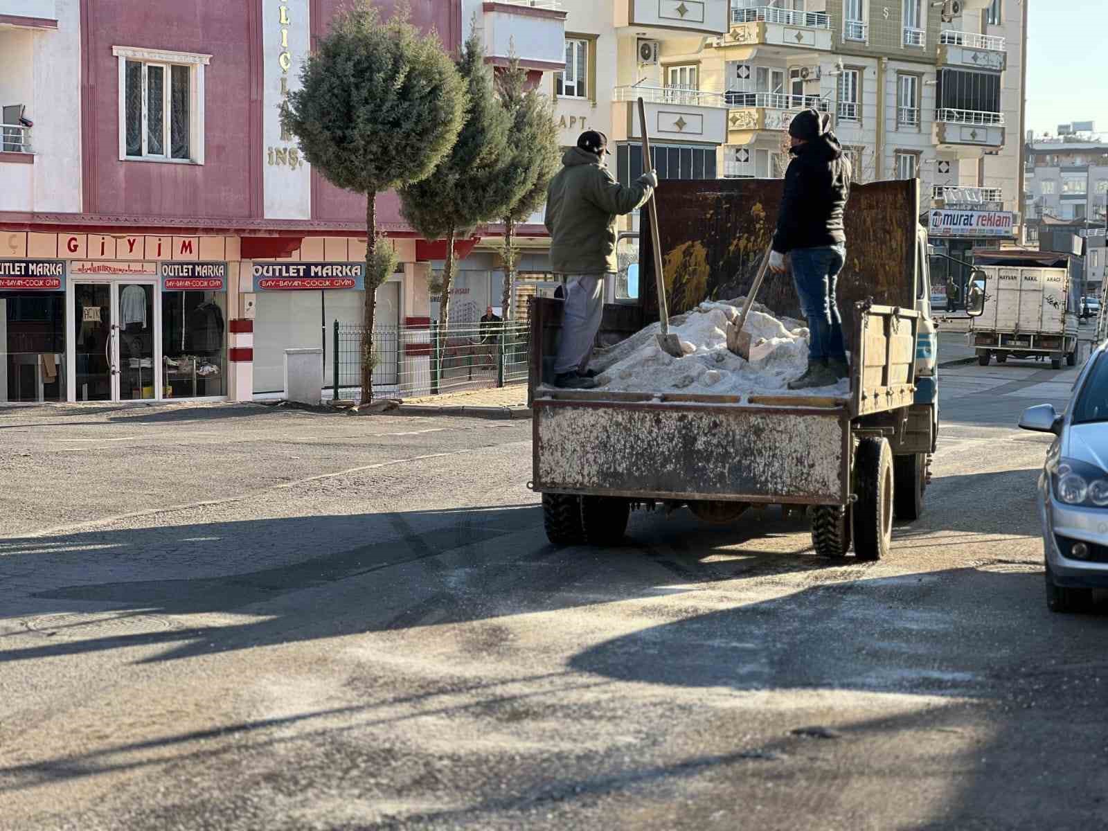 Belediye ekipleri, buzlanmaya karşı tuzlama çalışması gerçekleştirildi
