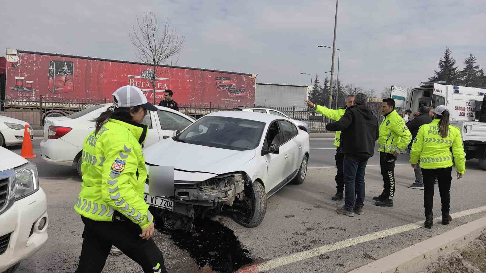 Bursa’da otomobiller çarpıştı: 2 yaralı
