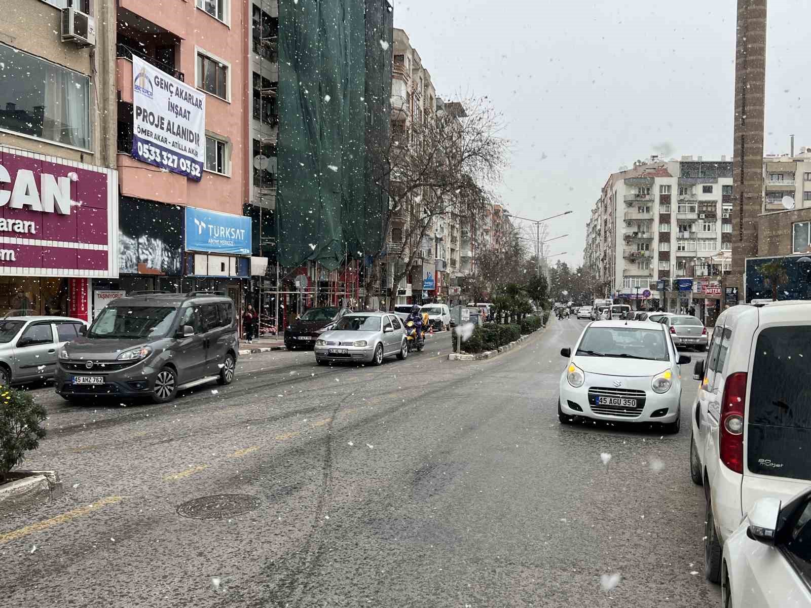 Manisa şehir merkezine yıllar sonra kar yağdı
