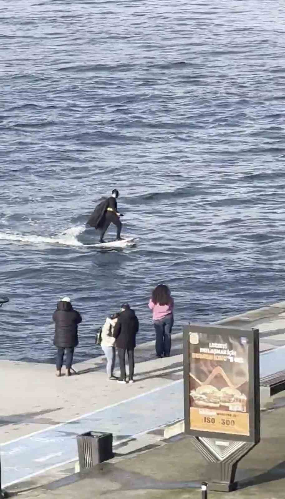 İstanbul Boğazı’nda "Batman" sörf yaparken "Örümcek Adam" scooter kullandı
