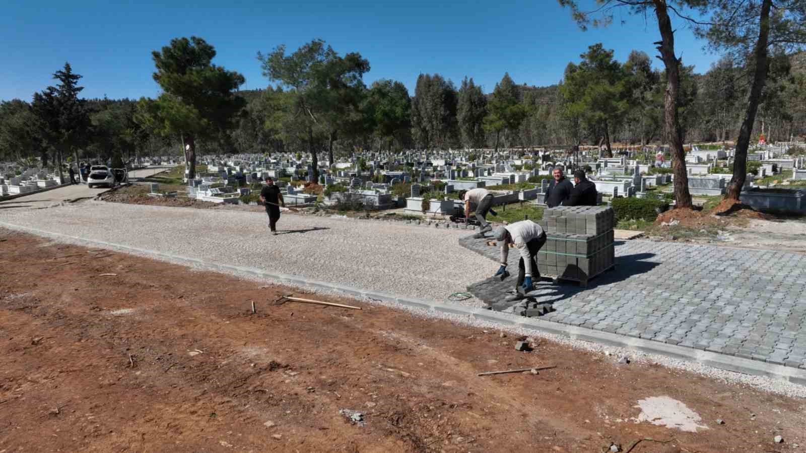 Mezarlıklarda bakım ve onarım çalışması
