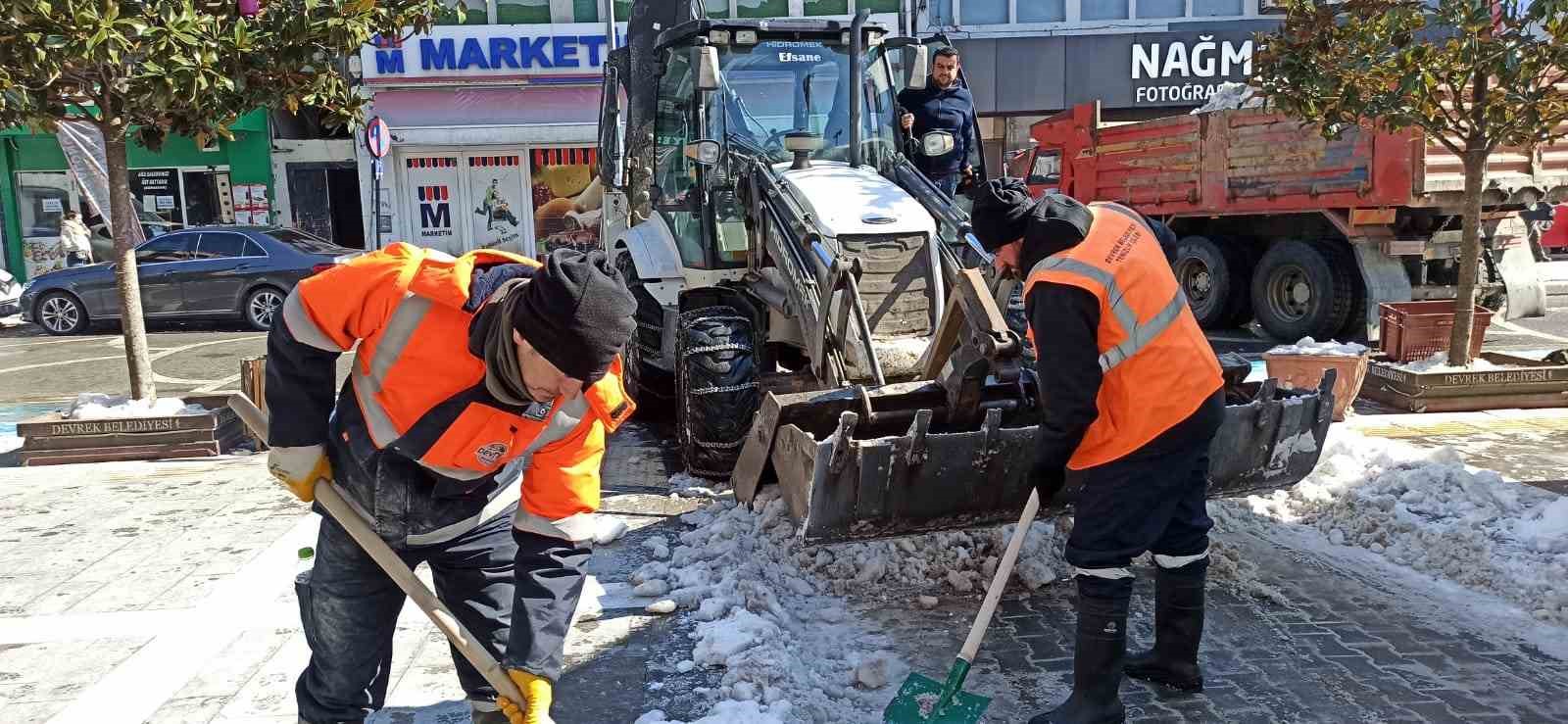 Devrek’te cadde ve sokaklarda kar temizliği başladı
