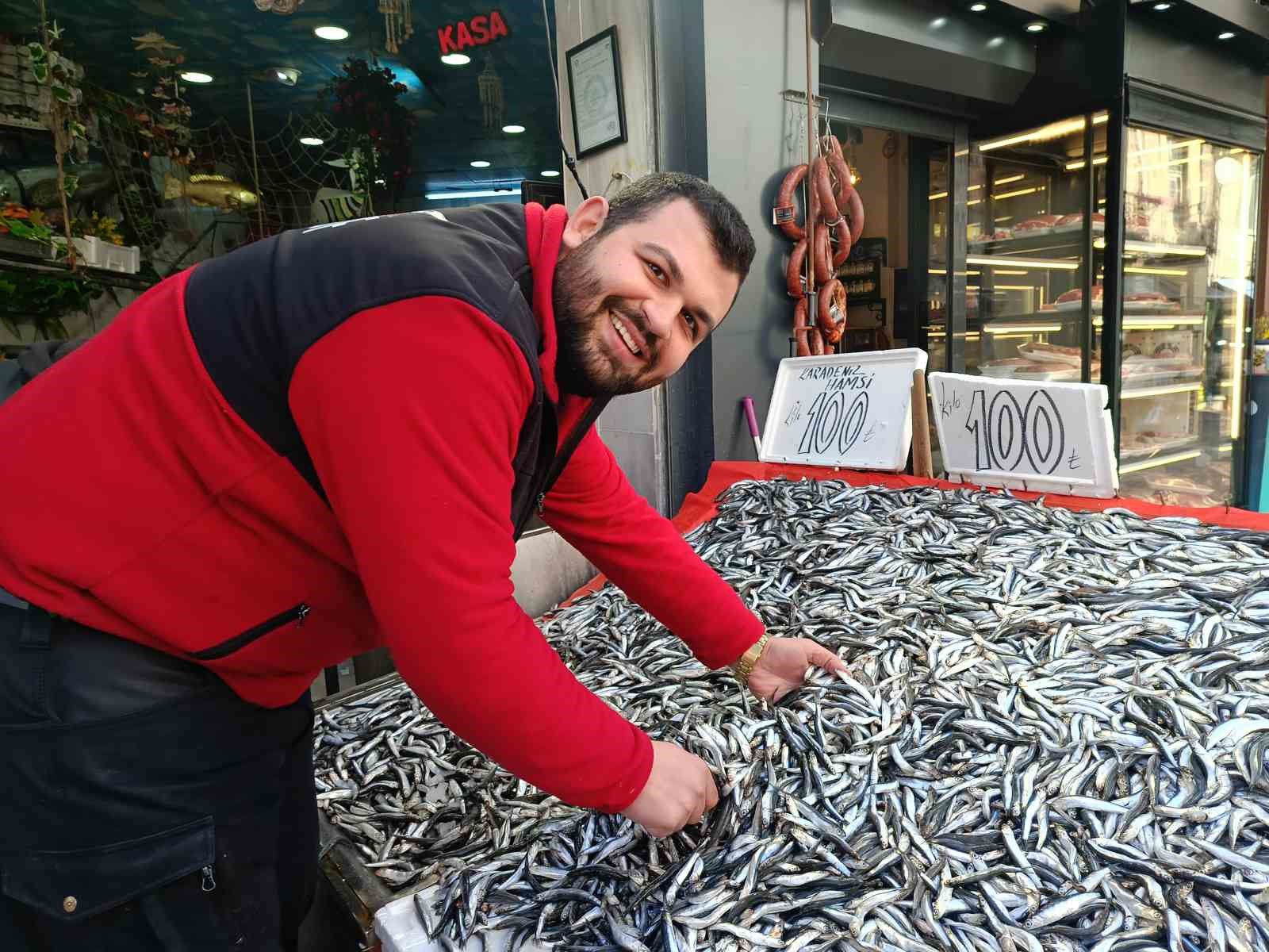 Kilosu 100 liraya düştü, tezgahlar şenlendi