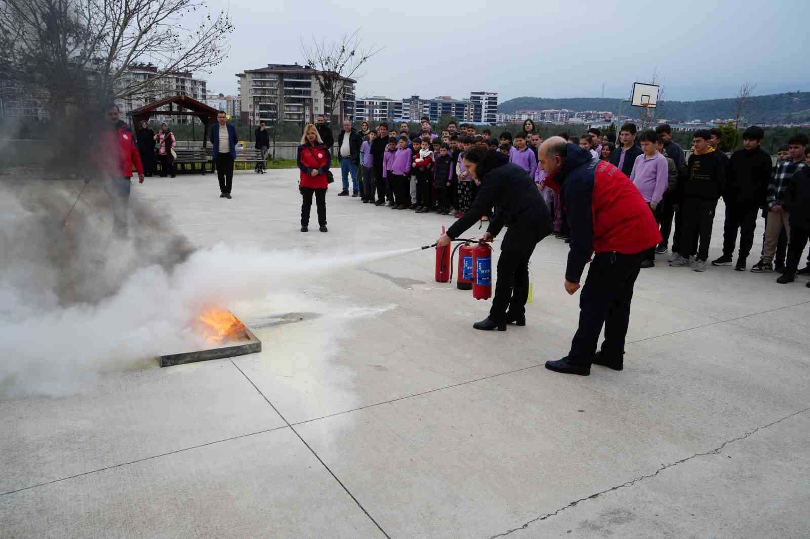 Edremit’te MEB AKUB Ekibinden Okullarda Afet ve Yangın Tatbikatı
