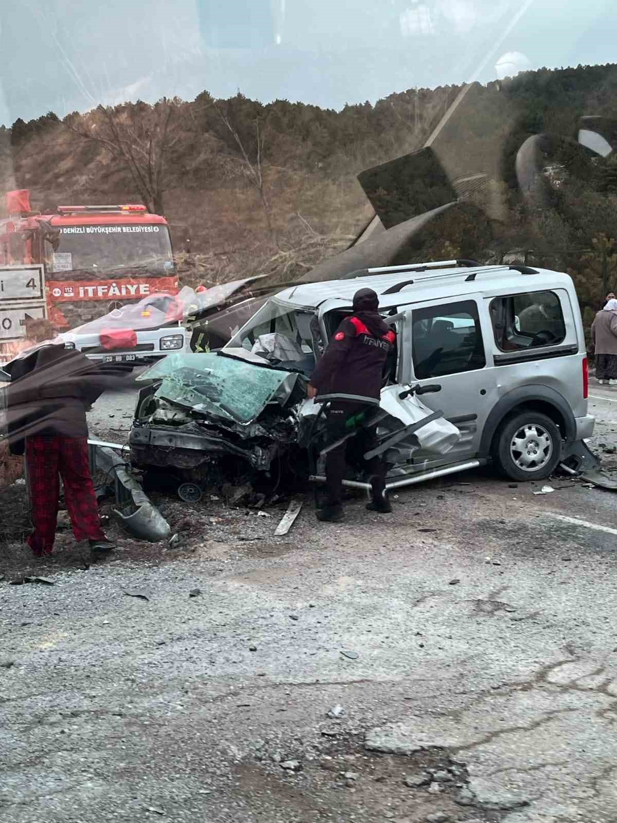 Hafif ticari araç ile otomobil kafa kafaya çarpıştı: 2 ölü, 4 yaralı