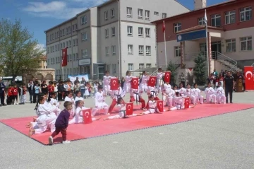 23 Nisan kutlamalarında çocuklar yarıştı
