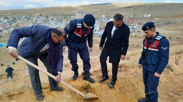 24 Kasım Öğretmenler Günü hatırasına fidanlar toprakla buluşturuldu
