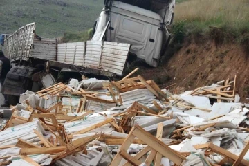 250 bin TL’lik mermer kazada yola savrulup kullanılamaz hale geldi
