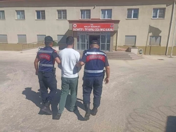 27 yıl hapisle aranan uyuşturucu taciri jandarmadan kaçamadı
