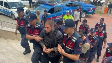 3 akrabasını bıçaklayarak öldürüp yayla evini ateşe verdi