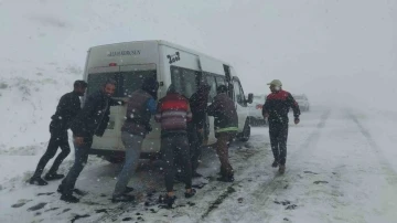 3 bin rakımlı Karabet Geçidi’nde tipinin ardından güneş açtı
