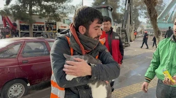 3 gündür ağır hasarlı binada mahsur kalmıştı, görevliler kurtardı
