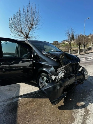 3 kişinin yaralandığı kaza anı kamerada
