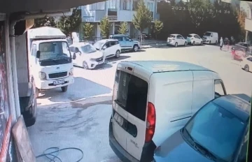 3 kişinin yaralandığı kaza anı kamerada
