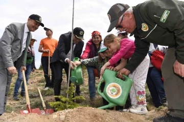 3 kuşaktan öğrenciler birlikte bin fidan dikti
