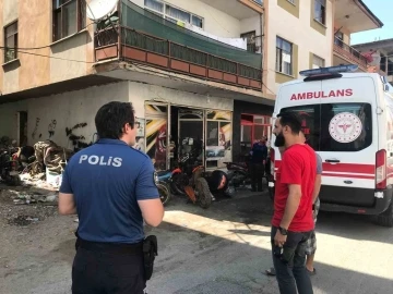 3’üncü kattan motosikletlerin üstüne düşen 7 yaşındaki çocuk yaralandı