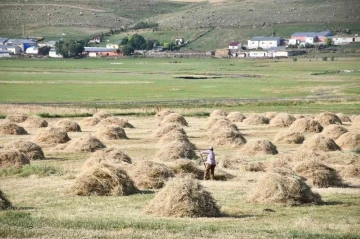 30 derece sıcaklıkta çiftçilerin zorlu mesaisi
