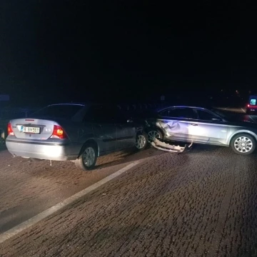 4 araçlı zincirleme kazada maddi hasar oluştu