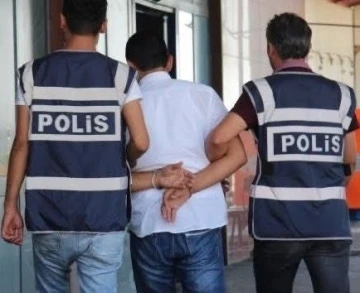 4 ayrı suçtan aranıyordu, eş zamanlı operasyonla yakalandı
