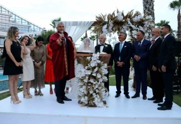 4 çocuk ve 7 torunları olan çift evliliklerinin 50. yılında nikah tazeledi
