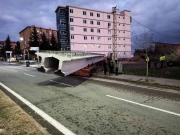 Sivas'ta 40 tonluk yükle çamura saplandı