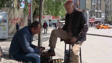 44 yıldır aynı yerde tezgah açıyor, çocuklarını ayakkabı boyayarak okuttu
