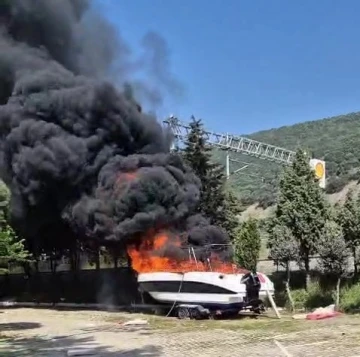 45 bin dolarlık tekne yangında küle döndü
