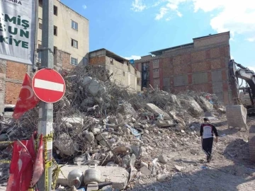 48 yıllık hatıraları enkaz altında kaldı
