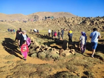 7 asırlık gelenek Sanrıdas Dağının 2300 rakımlı zirvesinde yaşatıldı
