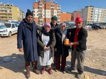 7 yaşındaki Rizeli Esma Sena’nın kumbarası depremzedelere ulaştı
