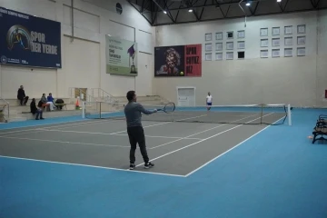 72 sporcunun katılımıyla sene sonu tenis turnuvası başladı
