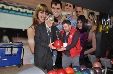 75 yaşındaki depremzede hayatında ilk kez bowling oynadı
