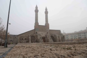 8 asırlık medreseye sprey boyayla yazılan yazılar, cezasız kalmadı
