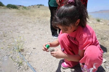 8 yaşındaki kızın, susuz kalan martı yavrusunu kurtarma mücadelesi yüreklere dokundu
