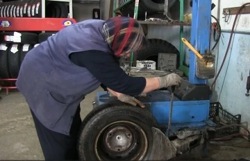 83 yaşındaki Vesile Teyze ’Oto Lastik Tamirciliği’ mesleğini gelinine devretti
