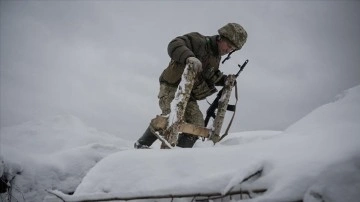 AA, Ukrayna'da ağır kış şartları altında çatışmaların sürdüğü Kupyansk cephesini görüntüledi