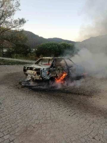 Abant Gölü’nde park halindeki otomobil alevlere teslim oldu
