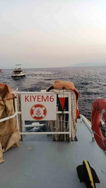 Açık denizde yanan tekneyi KIYEM ekipleri söndürdü
