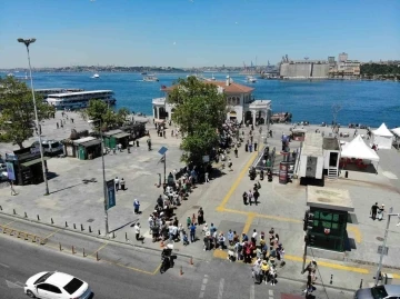 Adalar’a gitmek isteyenler, Kadıköy’de iskele önünde kuyruk oluşturdu
