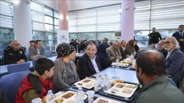 Adalet Bakanı Bekir Bozdağ, Diyarbakır'da depremzedelerle iftar yaptı